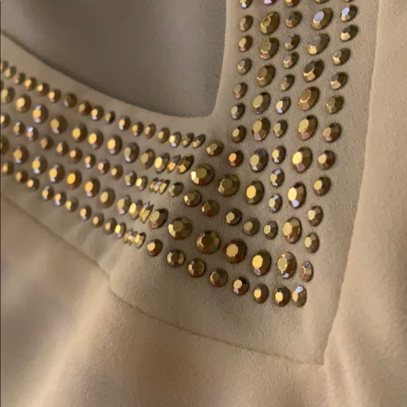 White shirt with beads mid V-neck with beige top - Picture 4 of 8